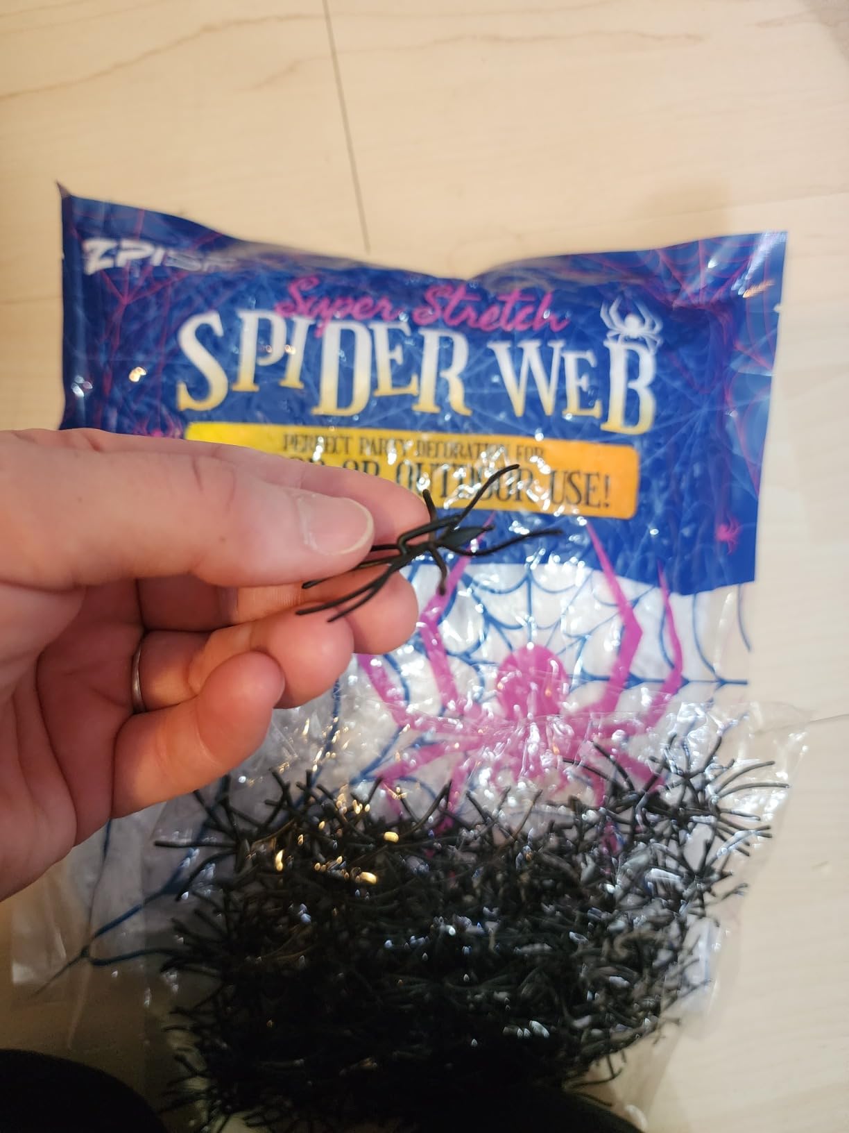 ZPISF 1400 sqft Halloween Spider Webs Decorations with 150 Extra Fake Spiders, Super Stretchy Cobwebs for Halloween Decor Indoor and Outdoor customer photo 2