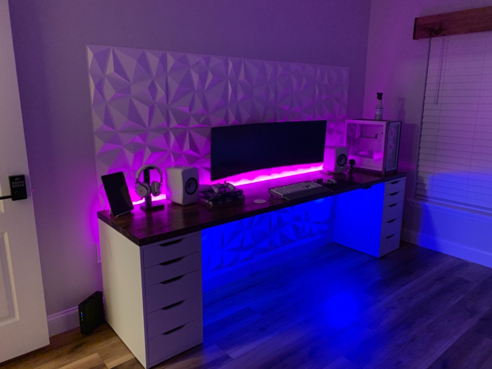 Philips Hue Bluetooth Smart Lightstrip Plus 2m/6ft Base Kit with Plug, (Voice Compatible with Amazon Alexa, Apple Homekit and Google Home), White customer photo 2