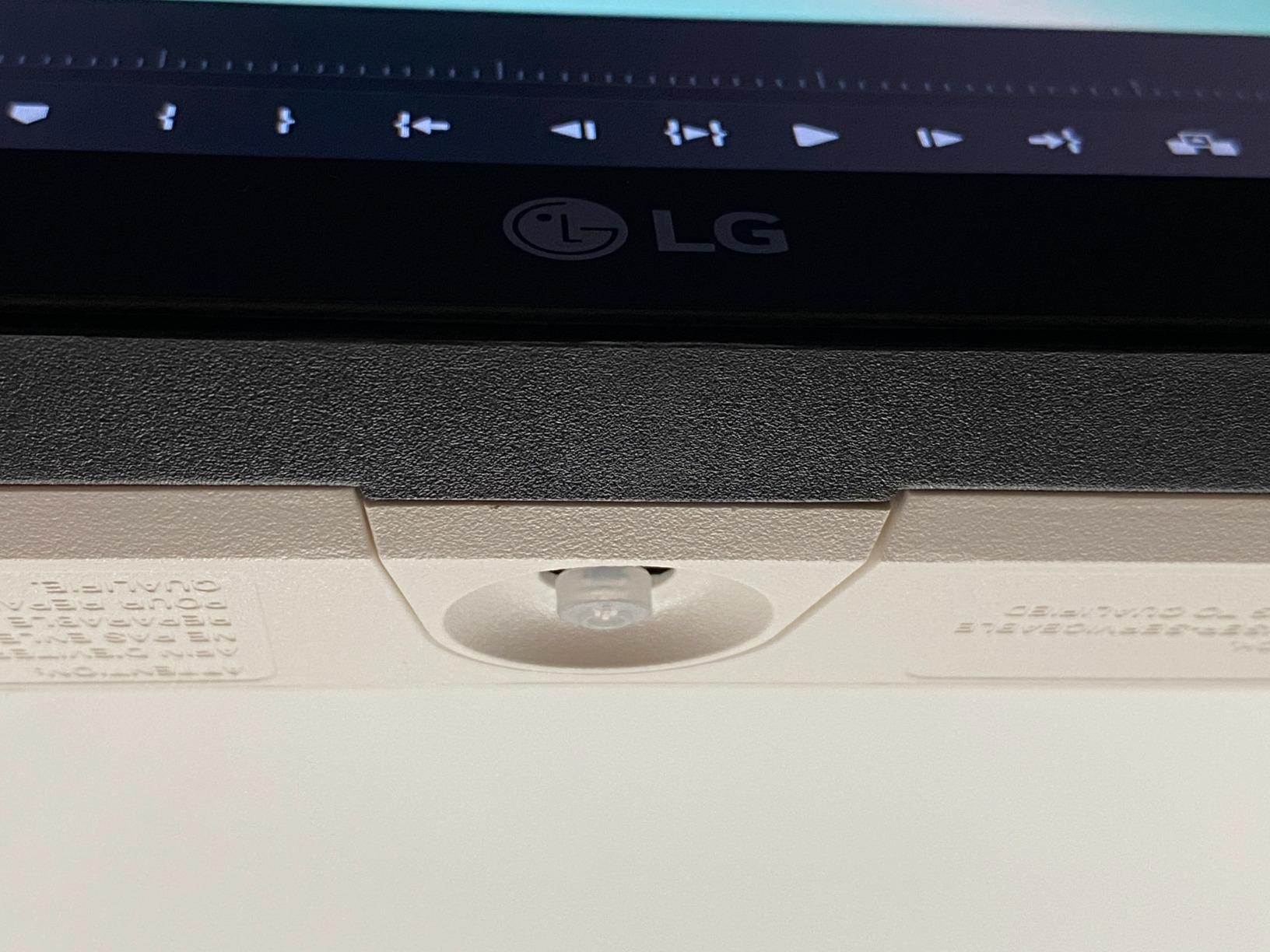 LG 27UN850-W Ultrafine Computer Monitor 27-Inch UHD 4K UHD 2160p IPS with VESA DisplayHDR 400 AMD FreeSync and USB-C - White/Silver customer photo 1
