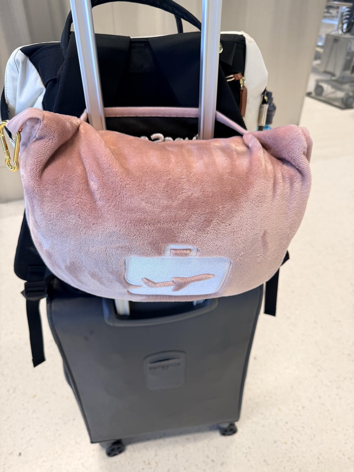EverSnug Travel Blanket and Pillow - Premium Soft 2 in 1 Airplane Blanket with Soft Bag Pillowcase, Hand Luggage Sleeve and Backpack Clip (Light Pink) customer photo 2