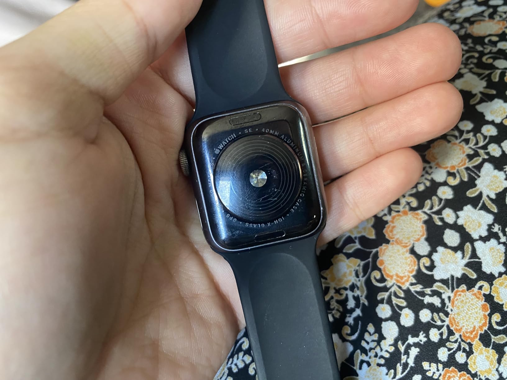 Apple Watch SE (GPS, 40mm) - Space Gray Aluminum Case with Black Sport Band (Renewed) customer photo 1