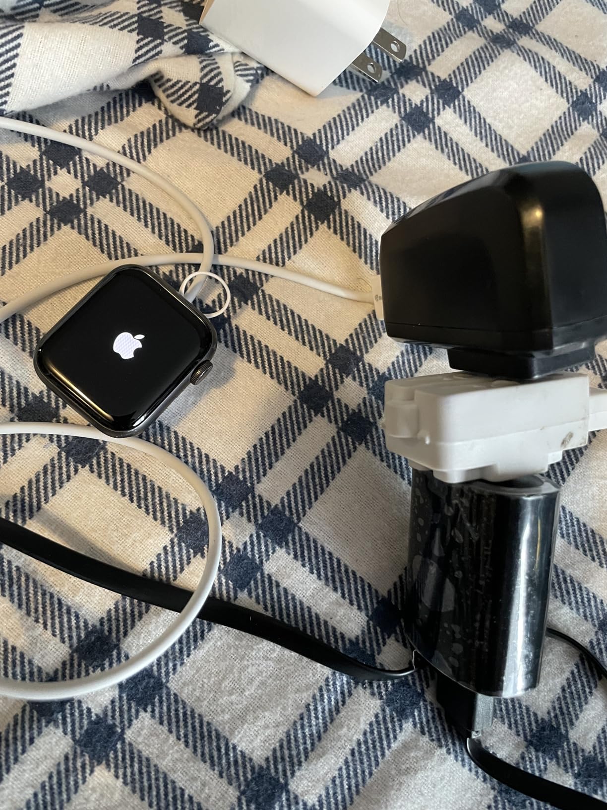 Apple Watch SE (GPS, 40mm) - Space Gray Aluminum Case with Black Sport Band (Renewed) customer photo 2