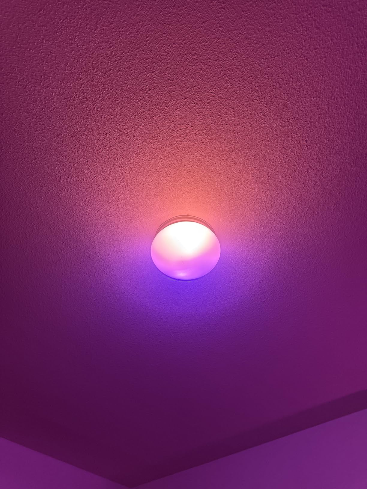 Philips Hue Smart 75W A19 LED Bulb - White and Color Ambiance Color-Changing Light - 1 Pack - 1100LM - E26 - Indoor - Control with Hue App - Works with Alexa, Google Assistant and Apple Homekit customer photo 1