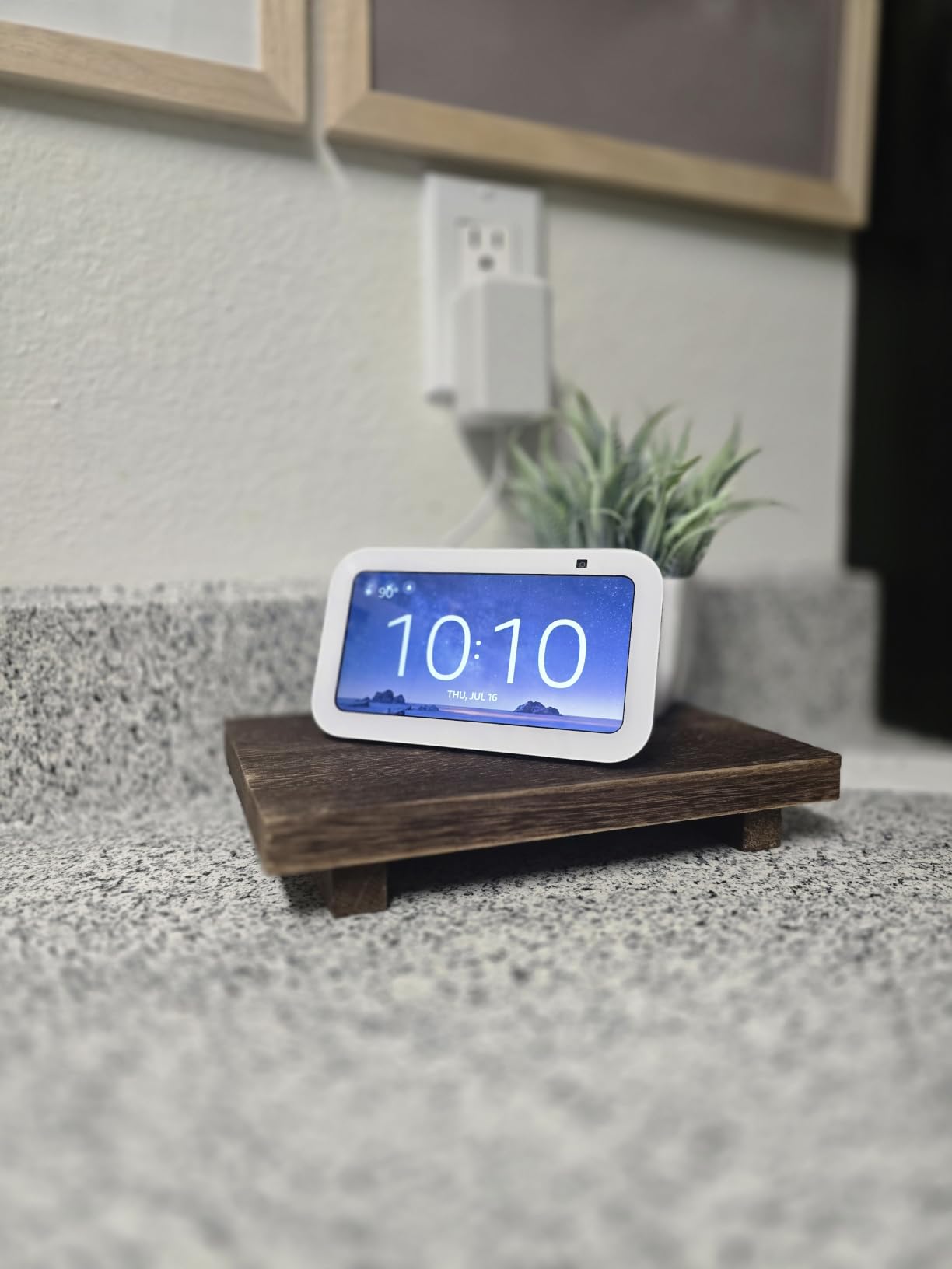 Amazon Echo Show 5 (newest model), Smart display, Designed for Alexa+, 2x the bass and clearer sound, Glacier White customer photo 1