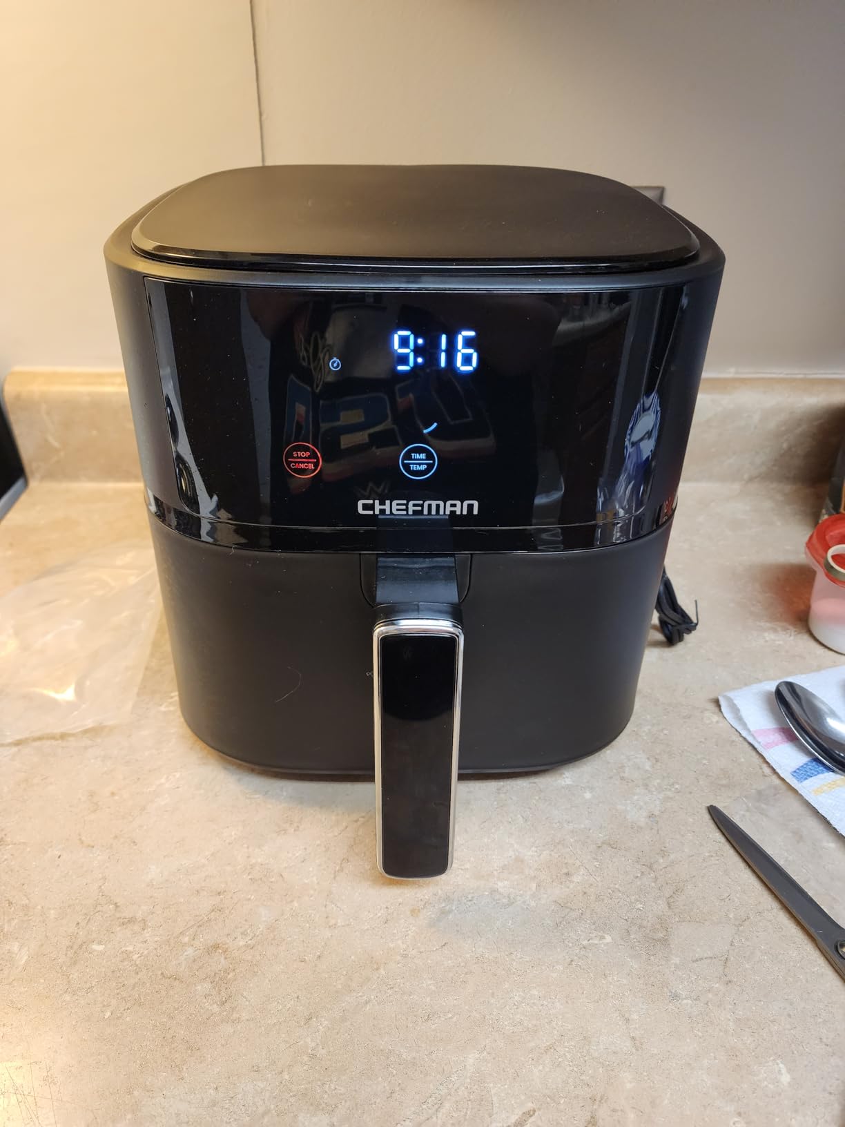 Chefman Air Fryer – 6 QT Compact Airfryer for Quick & Easy Meals in Minutes, Features Hi-Fry Technology for Extra Crisp, Touchscreen Controls with 4 Presets, Nonstick & Dishwasher Safe Basket - Black customer photo 1